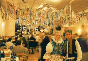 Sucholožská Kača v sobotu 23. listopadu 2002, celkový pohled na sál.