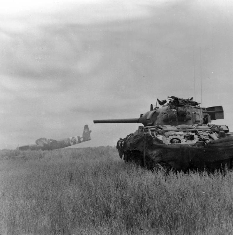 Sherman královských husarů po vylodění v Normandii. Foto Sgt. Christie, No 5 Army Film & Photographic Unit 