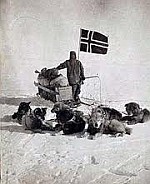 Amundsen, v pozadí Scott