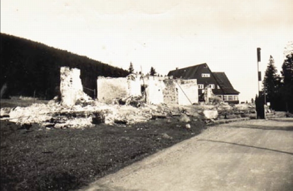 Trosky vyhořelé celnice po útoku z 20. 9. 1938