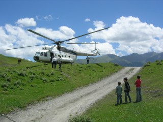 Vrtulník byl v Tuššku atrakcí i pro místní děti.