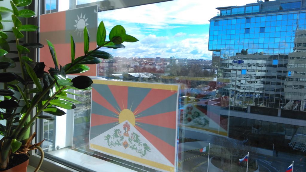 Vlajky Tibetu a Tchaj-wanu v naší kanceláři naproti Hiltonu
