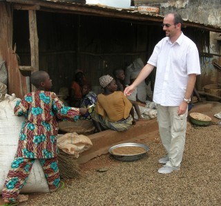 Autor blogu během cesty po Beninu v roce 2008 věnuje dřevěnou tužku.