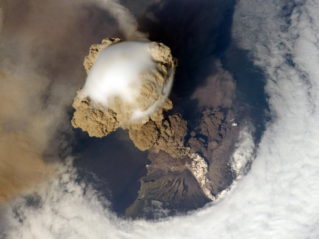 Erupce sopky Saryčeva, Rusko, NASA/ISS Expedition