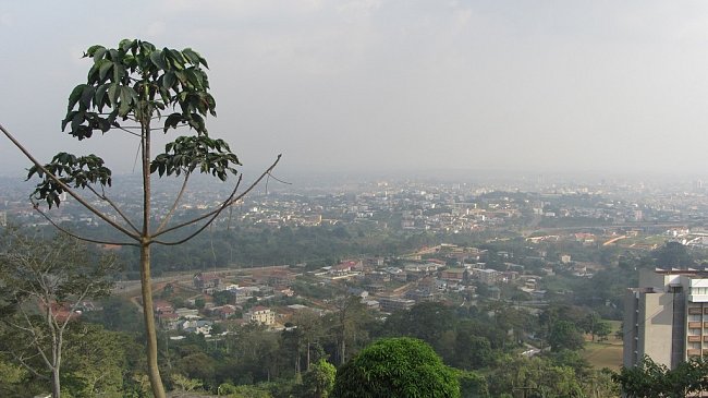 Kopcovité Yaoundé - hlavní město Kamerunu