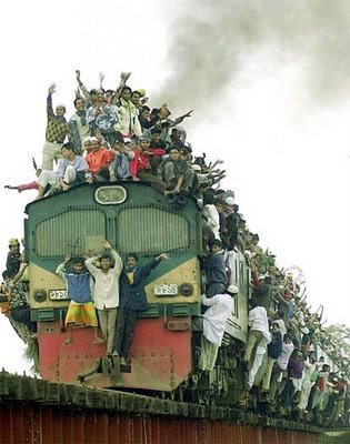 043_overcrowded_train_India.jpg